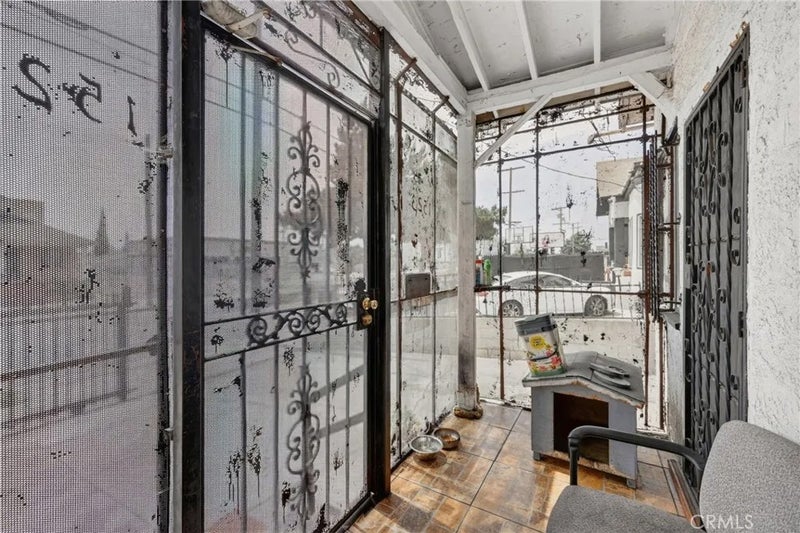 1523 E Vernon