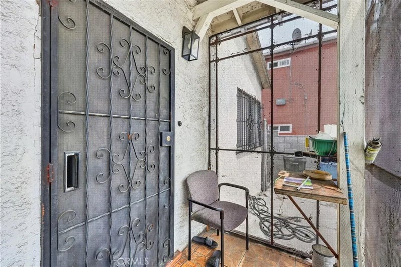 1523 E Vernon