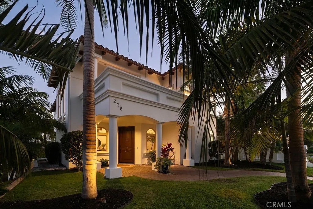 205 W Avenida Valencia