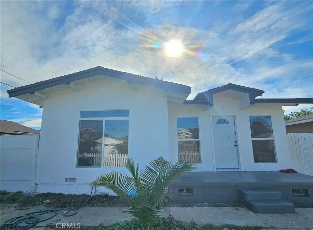 Photo of 1924 W Arlington St, Long Beach, CA 90810 (MLS # DW26000885)