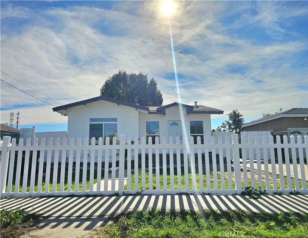 Photo of 1924 W Arlington St, Long Beach, CA 90810 (MLS # DW26000885)