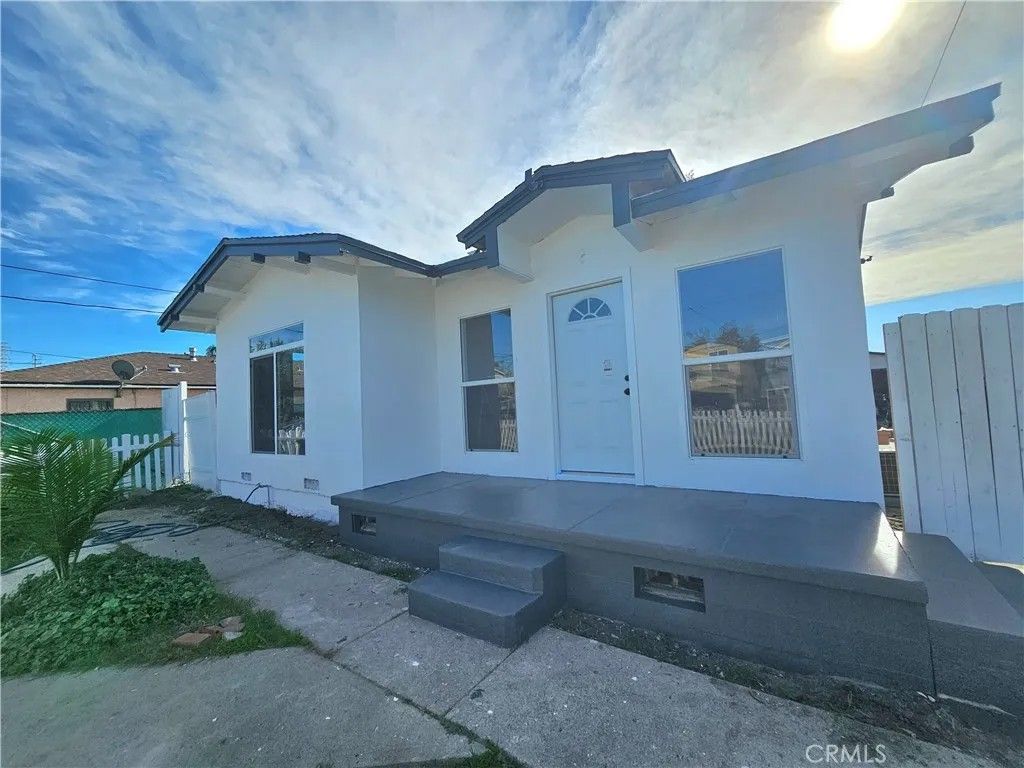 Photo of 1924 W Arlington St, Long Beach, CA 90810 (MLS # DW26000885)