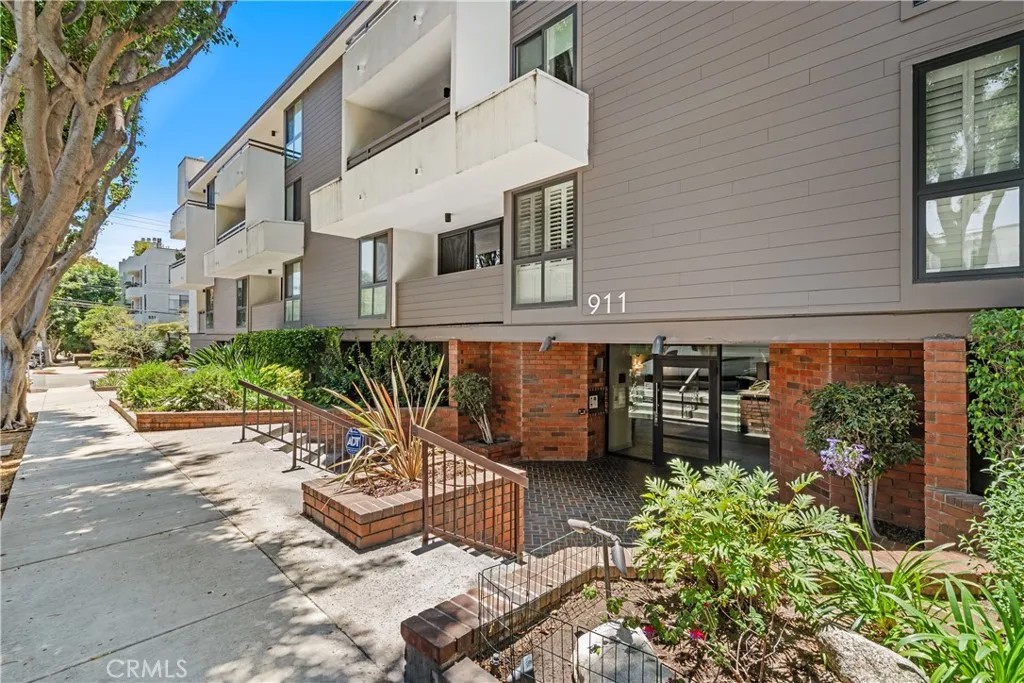 911 N Kings Road 319