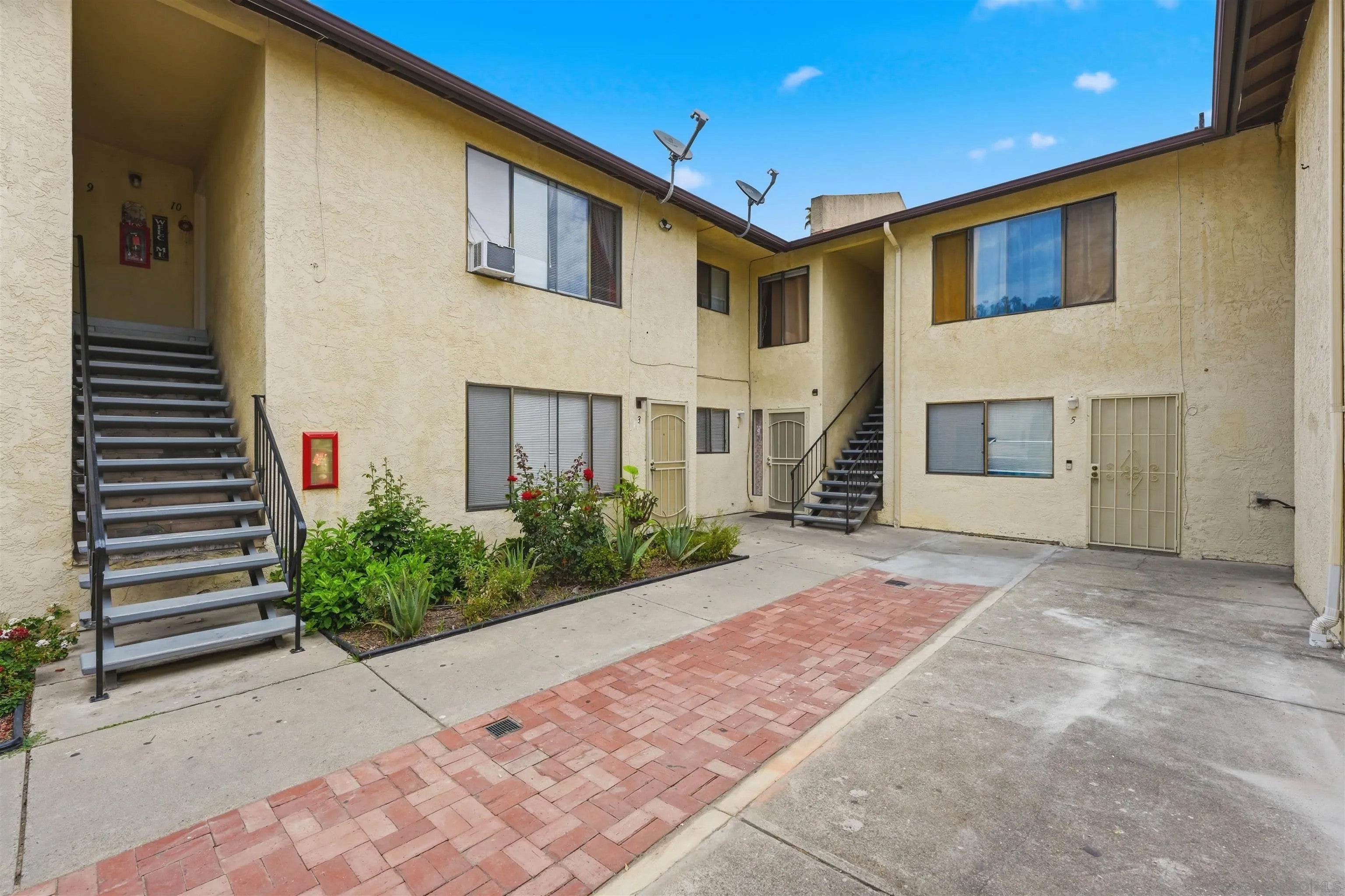 2036 Canyon Dr