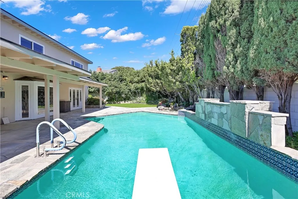1214 E Palmdale