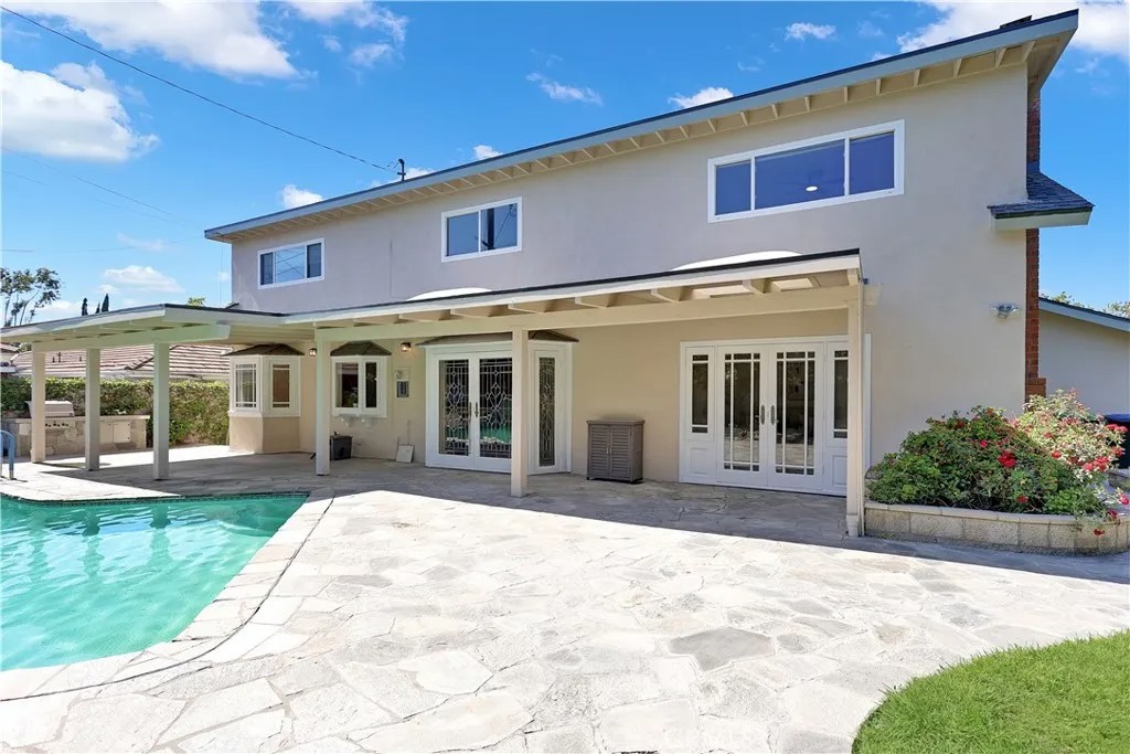 1214 E Palmdale