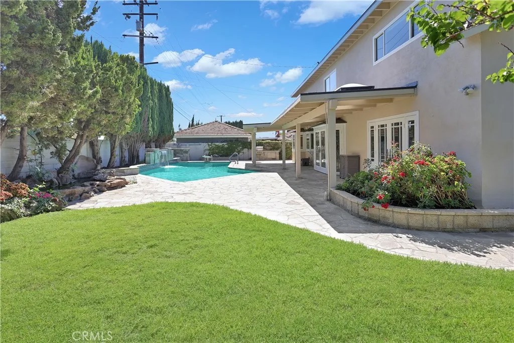 1214 E Palmdale