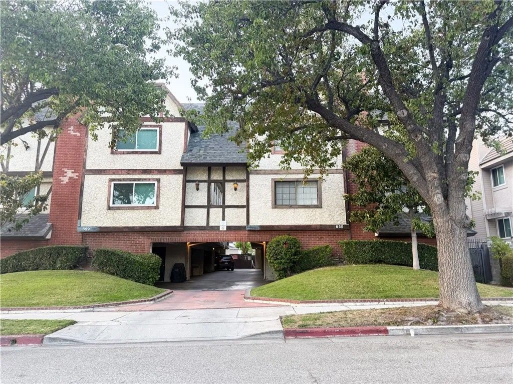 Photo of 655 Alexander St #3, Glendale, CA 91203 (MLS # CV26092182)