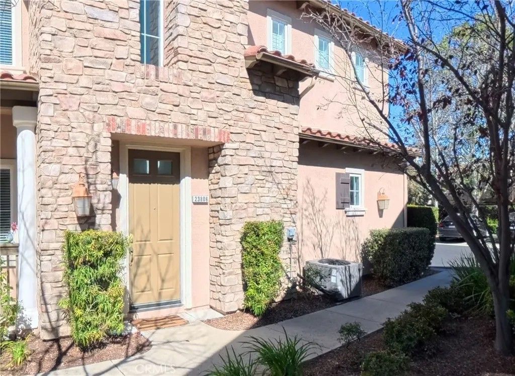 Photo of 23808 Toscana Dr #28039, Valencia, CA 91354 (MLS # SR26068225)