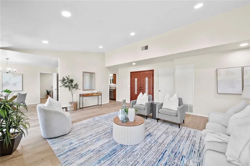 2437 N Sycamore
