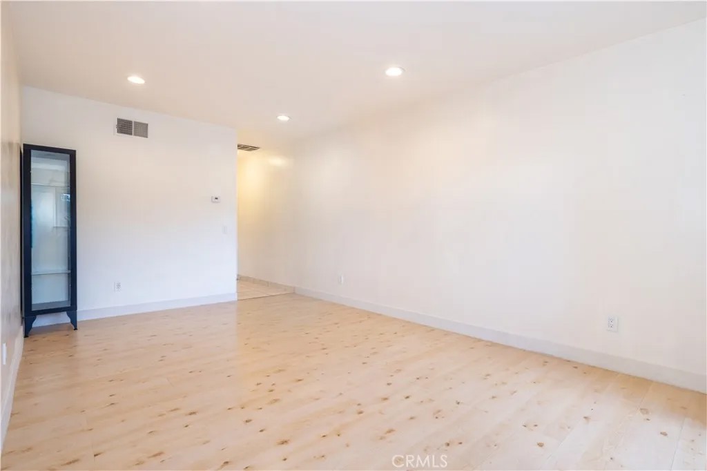 6255 Woodman ave Unit 207