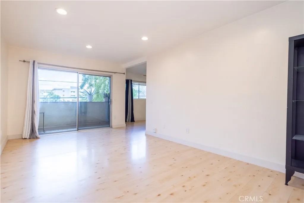 6255 Woodman ave Unit 207