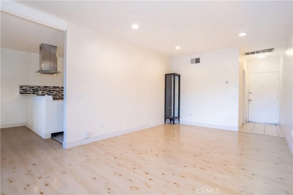 6255 Woodman ave Unit 207