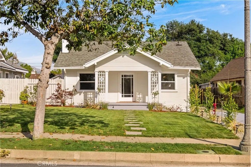 Photo of 1166 North El Molino Avenue, Pasadena, CA 91104 (MLS # AR26048816)