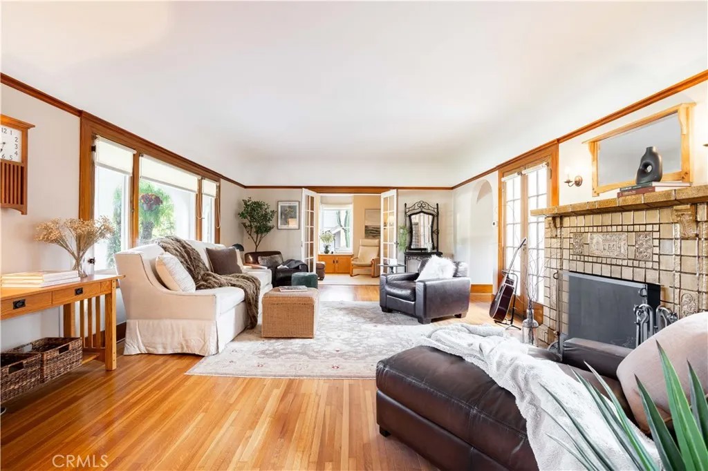 209 N Sunset