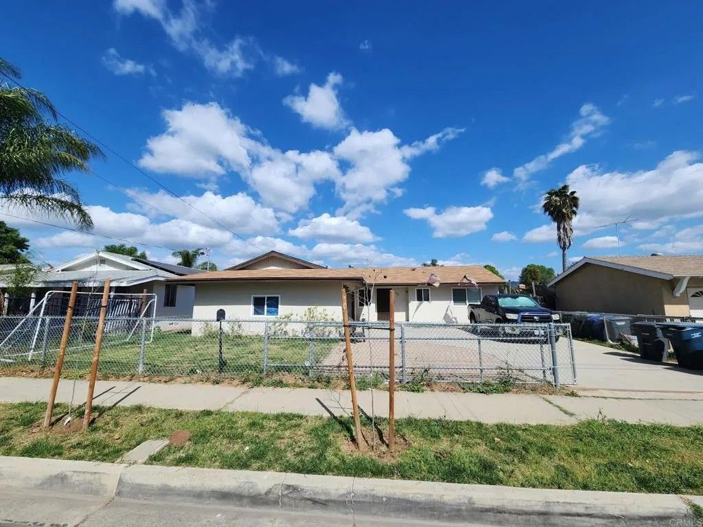 Photo of 924 Daisy Street, Escondido, CA 92027 (MLS # NDP2602288)