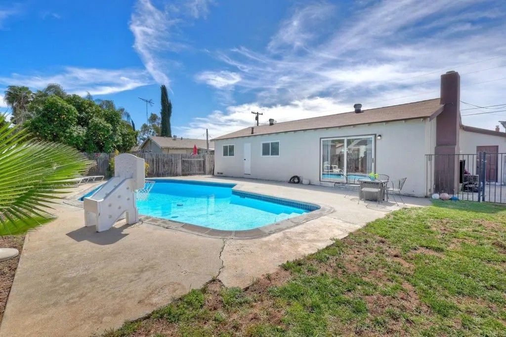Photo of 924 Daisy Street, Escondido, CA 92027 (MLS # NDP2602288)