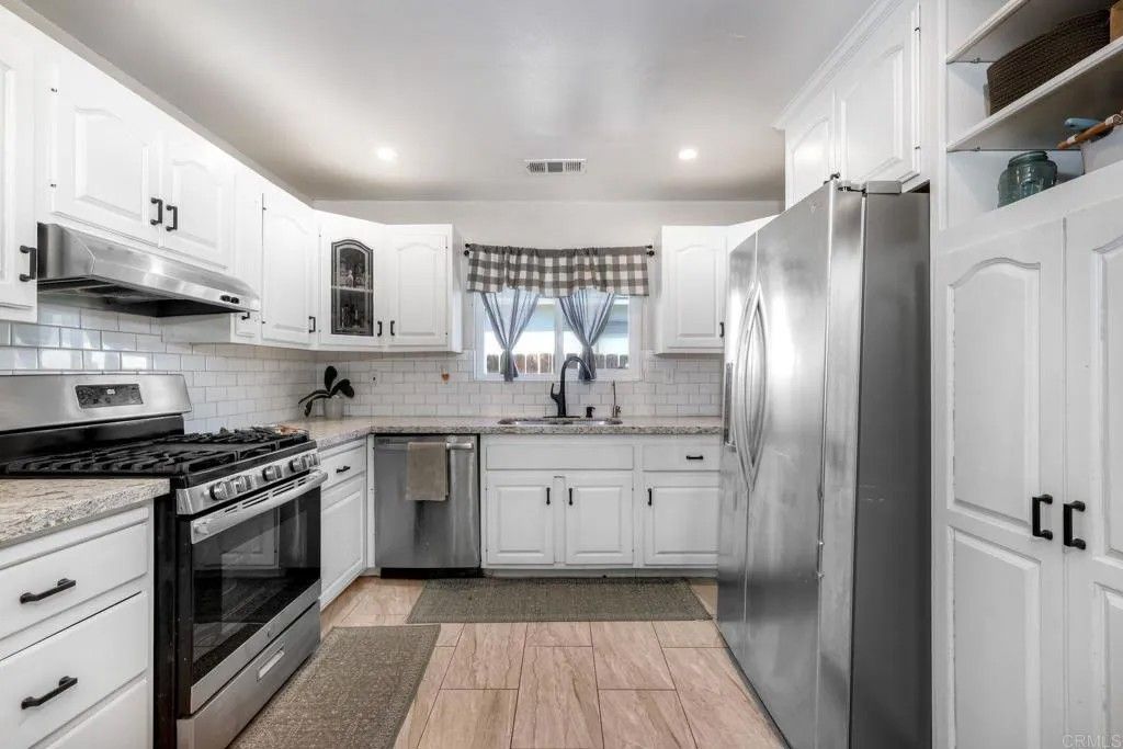 Photo of 924 Daisy Street, Escondido, CA 92027 (MLS # NDP2602288)