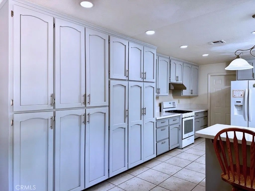 6963 Lennox