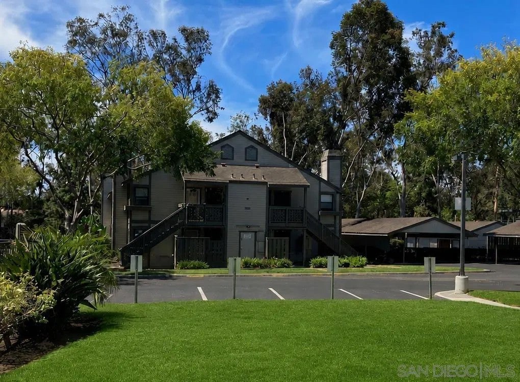 Photo of 1953 Wellington Ln #4, Vista, CA 92081 (MLS # 260016701)