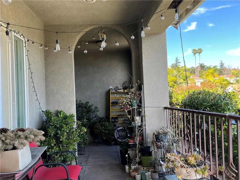Photo of 2051 N Catalina Street, Los Angeles, CA 90027 (MLS # IG26026983)