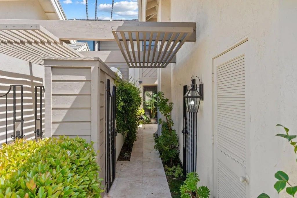 Photo of 16019 Via De Las Palmas, Rancho Santa Fe, CA 92091 (MLS # NDP2509883)