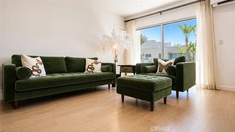 1233 N Laurel 211