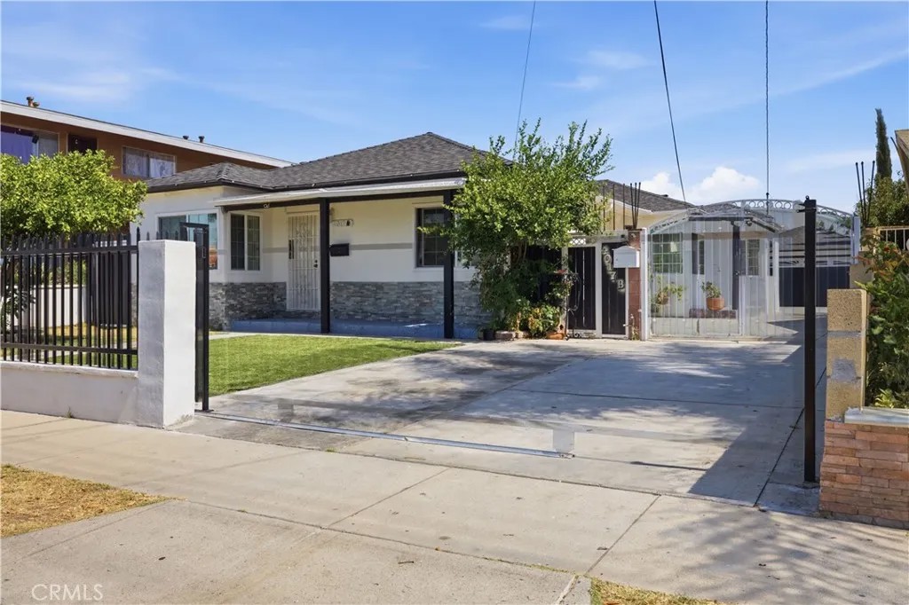 4017 Santa Ana