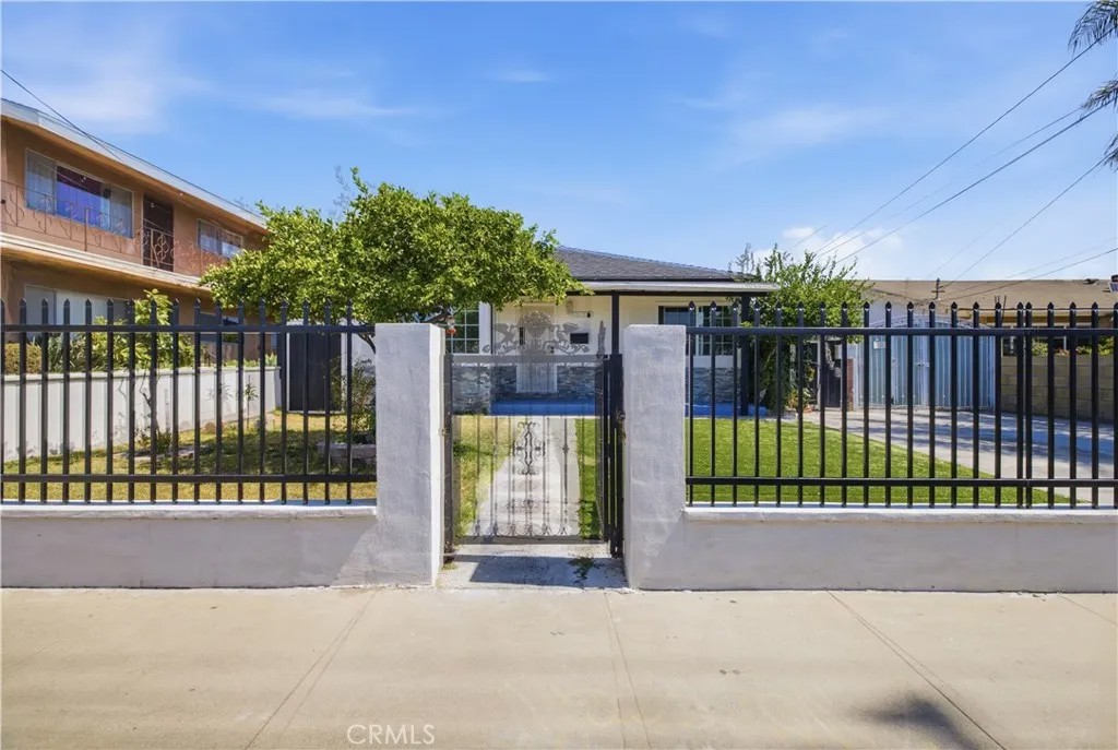 4017 Santa Ana