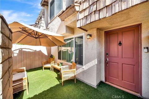 Photo of 18631 Collins St #10, Tarzana, CA 91356 (MLS # SR26014828)