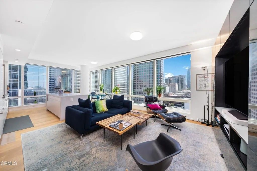 Photo of 877 Francisco Street #1506, Los Angeles, CA 90015 (MLS # P1-25338)