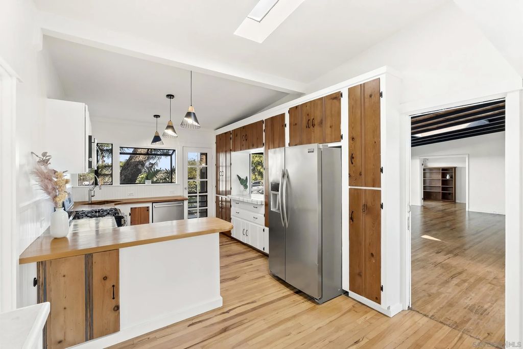 Photo of 620 Plumosa Ave, Vista, CA 92081 (MLS # 260001877)