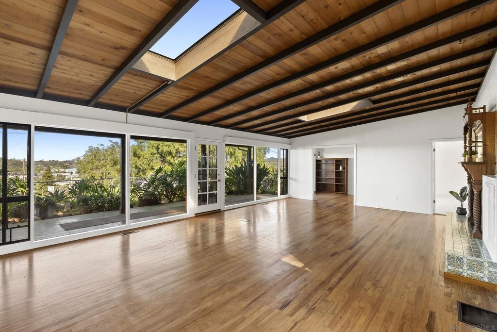 Photo of 620 Plumosa Ave, Vista, CA 92081 (MLS # 260001877)