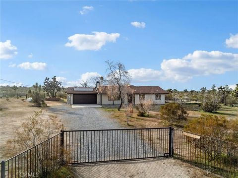 Photo of 12780 Hacienda Rd, Phelan, CA 92371 (MLS # HD26030578)