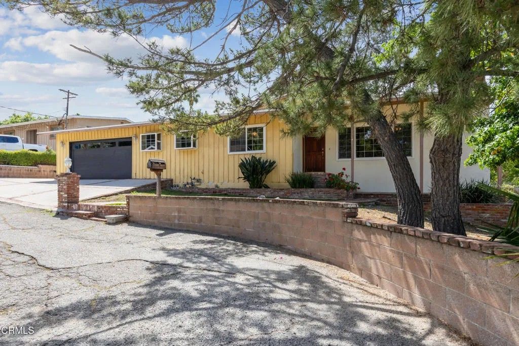 Photo of 6940 Bellclaire Street, Tujunga, CA 91042 (MLS # P1-26692)