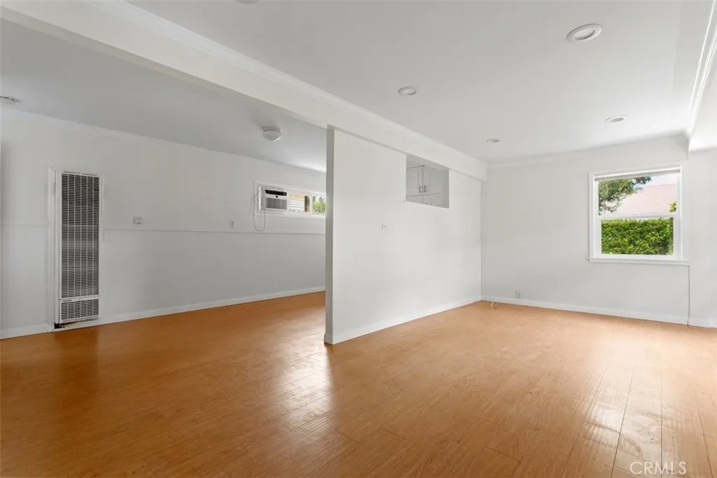 889 N Oakland