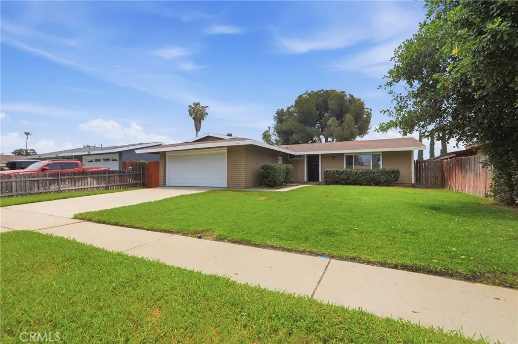 2141 E Bessant