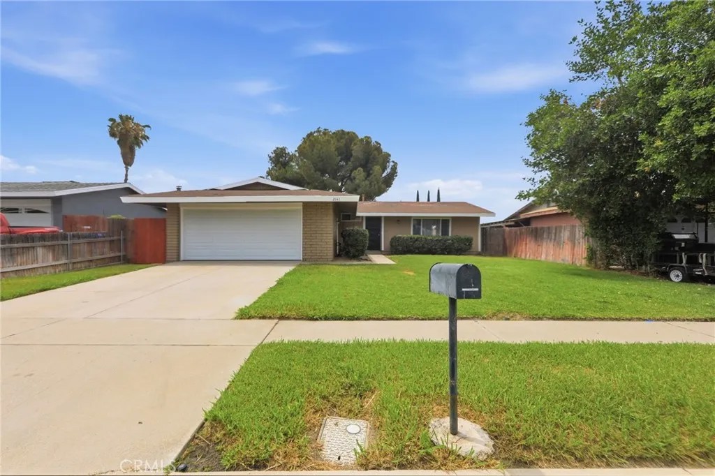 2141 E Bessant