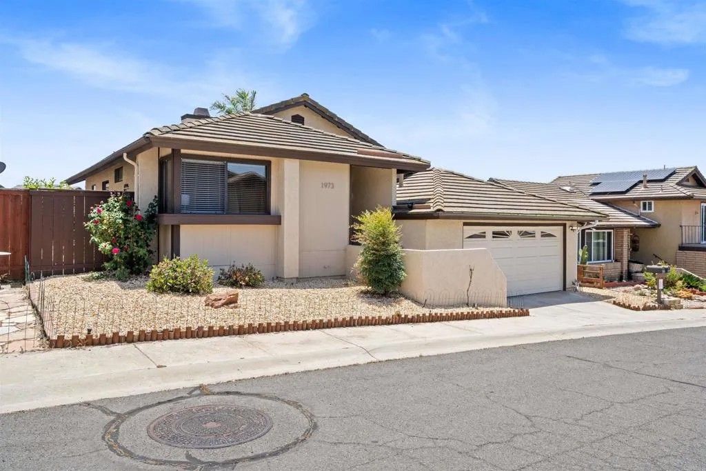 Photo of 1973 Buckskin Gln, Escondido, CA 92027 (MLS # NDP2506309)