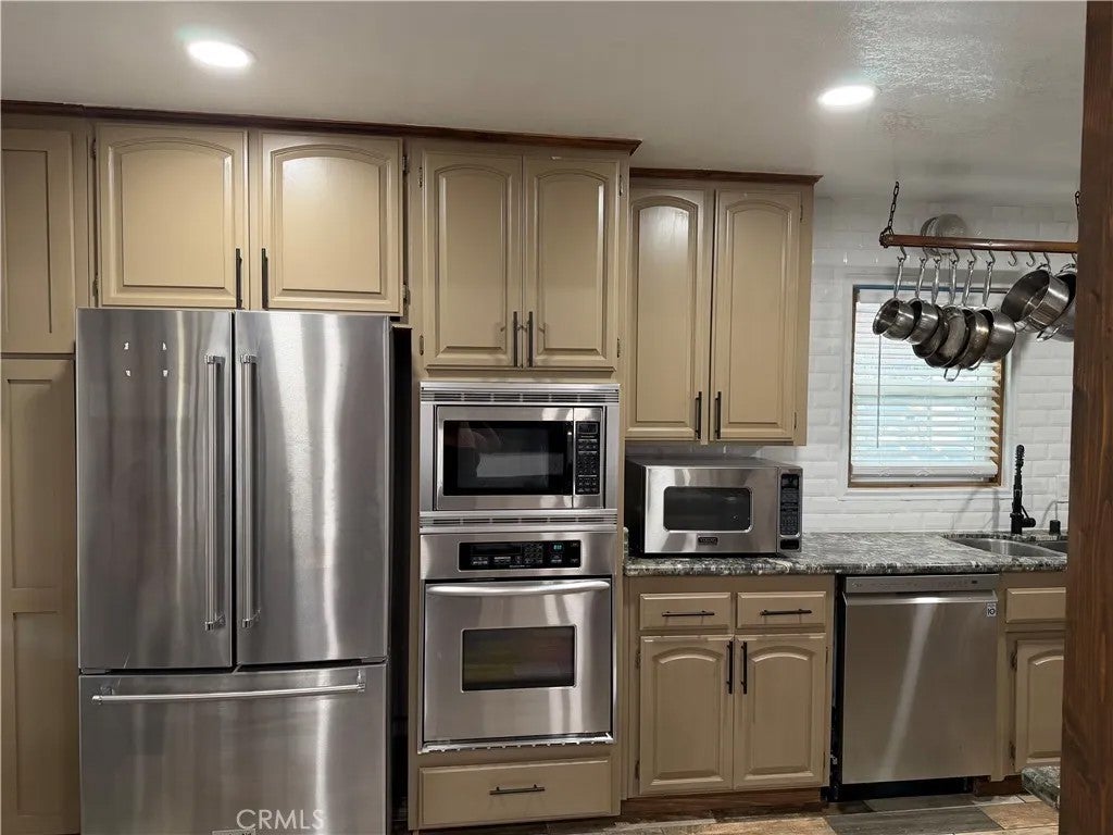 3560 Hollyberry A
