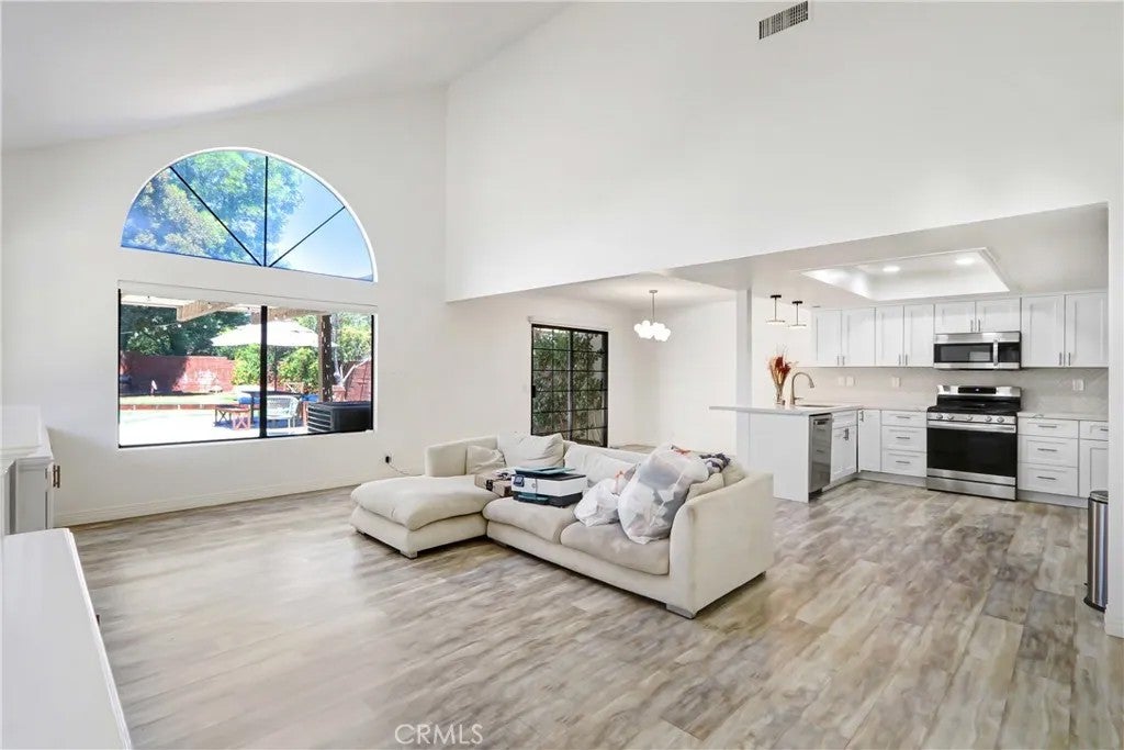 2161 Falcon Crest