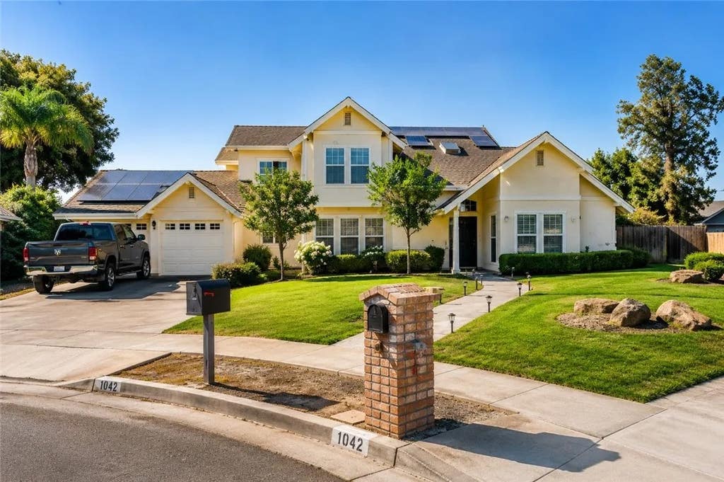 Photo of 1042 Robinson Court, Hanford, CA 93230 (MLS # PW26094881)