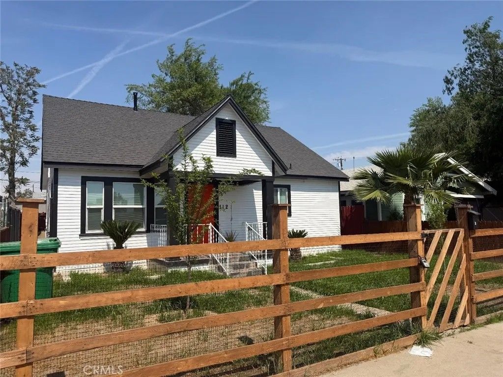 Photo of 112 Woodrow Ave, Bakersfield, CA 93308 (MLS # SN26094454)