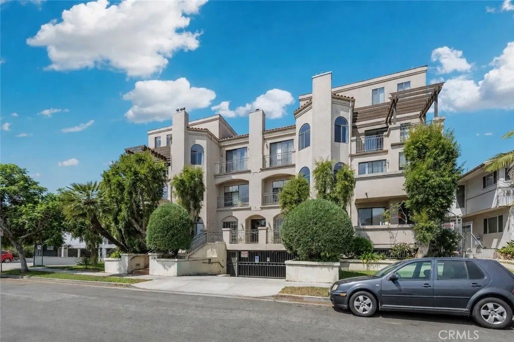 1541 S Bedford 205