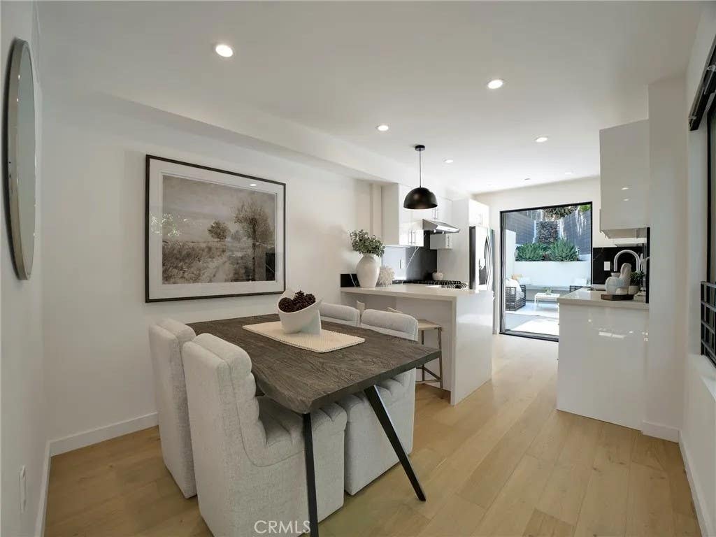 Photo of 17043 Cotter Place, Encino, CA 91436 (MLS # SR26147439)