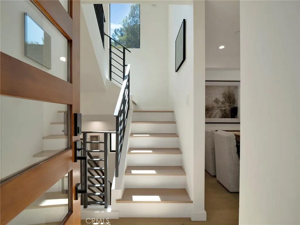Photo of 17043 Cotter Place, Encino, CA 91436 (MLS # SR26147439)
