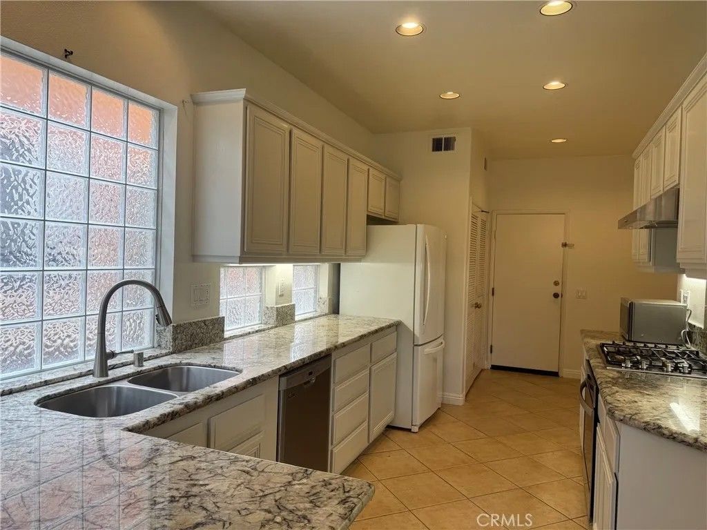 Photo of 41 Altezza, Irvine, CA 92606 (MLS # OC26055083)