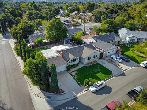 Photo of 24341 Shadeland Drive, Newhall, CA 91321 (MLS # SR26055901)