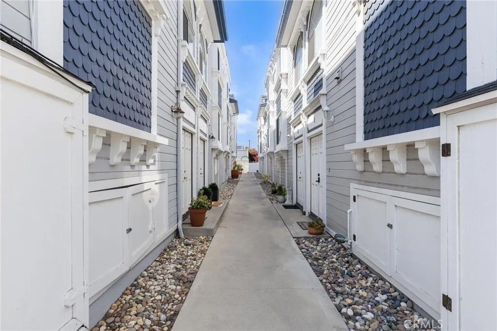 Photo of 1421 12th Street #4, Manhattan Beach, CA 90266 (MLS # SB26029772)