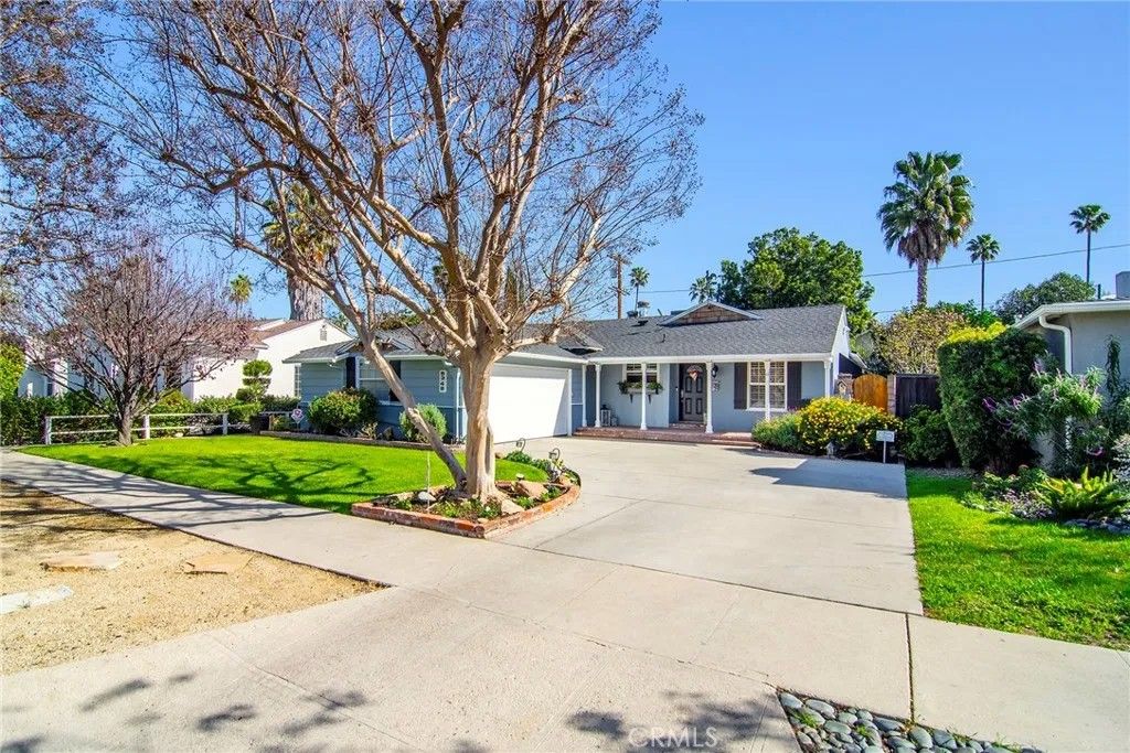 Photo of 5348 Veloz Avenue, Tarzana, CA 91356 (MLS # SR26025621)